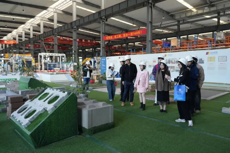 Nakatuon sa mga pangangailangan sa pag-unlad sa ibang bansa, ang Quangong Machinery Co., Ltd. ay nakikipagtulungan sa Fuzhou University of Foreign Studies and Trade upang linangin ang mga talentong nakatuon sa internasyonal.