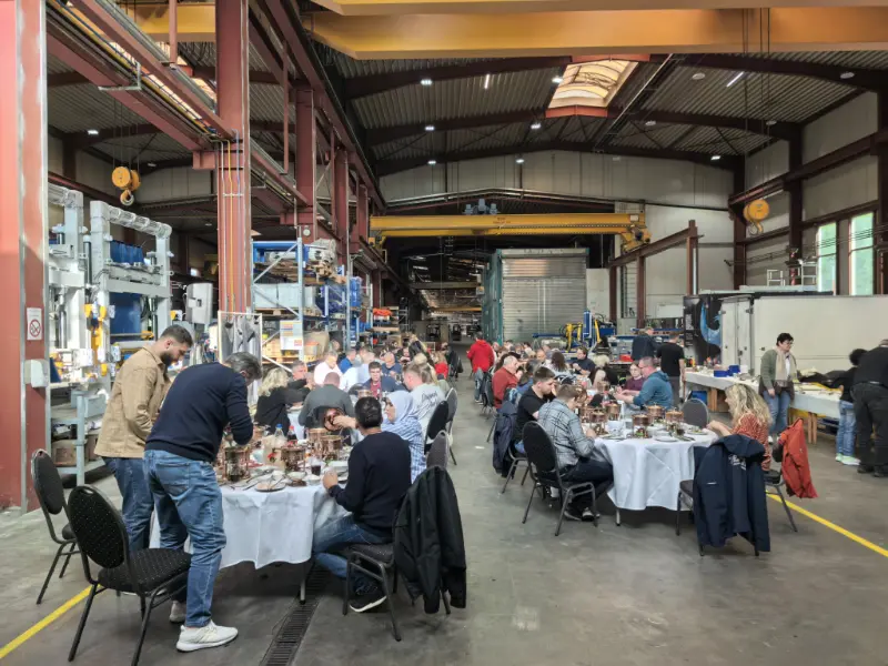 Ang bango ng Chinese hot pot ay umabot sa Germany! Ipinagdiriwang ng Quangong Machinery Co., Ltd. subsidiary ng Zenit ang tagumpay ng proyekto.